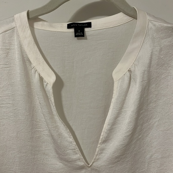 Ann Taylor ivory v neck house in size Medium - Picture 3 of 6